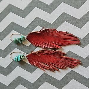 Cute leather feather with turquoise stones earrings